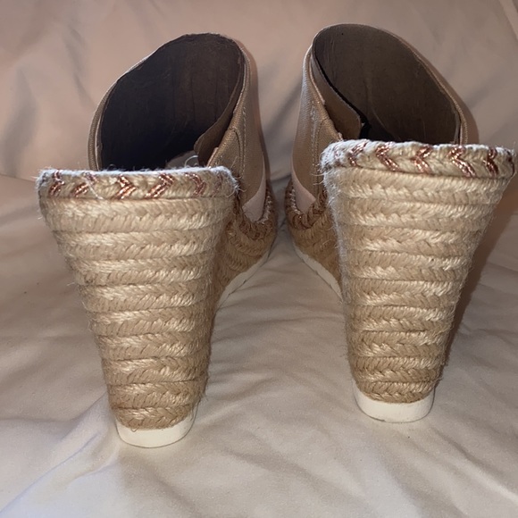 NWOT Women’s Toms Monica Mule Wedge Heel, beige with a gold/dusty pink - Picture 4 of 4